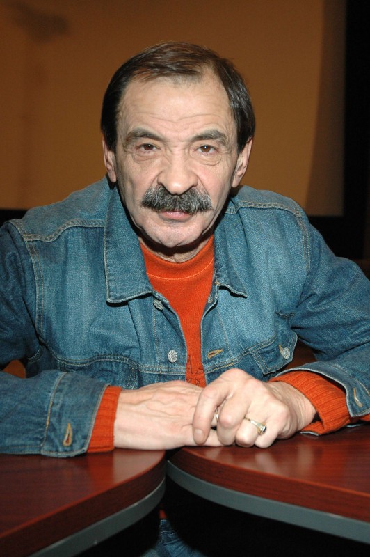 Илья Олейников. Едва выйдя на сцену, умудрился повалить все 8 стоявших там микрофонов. Зал хохотал