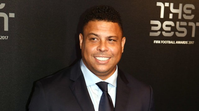 Футболиста Роналдо засняли пьяным на выходе из ресторана в Мадриде