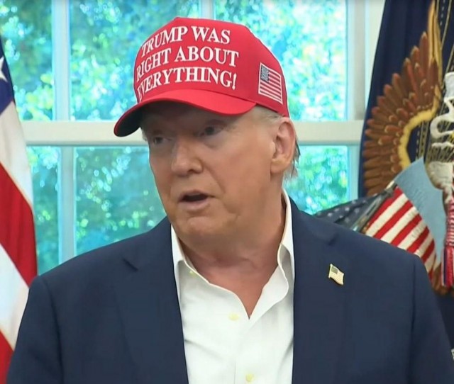 Трамп в Белом доме в кепке с надписью «Трамп был прав во всём» сделал заявления: