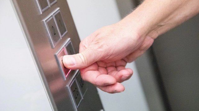 Пенсионер застрял в лифте и просидел там четыре дня