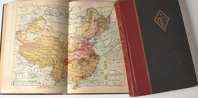 Книжные полки с книгами