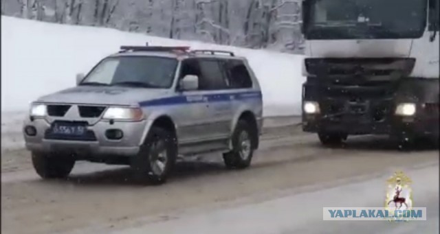 Нижегородская ГАИ помогла большегрузам преодолеть заснеженные подъемы на дороге