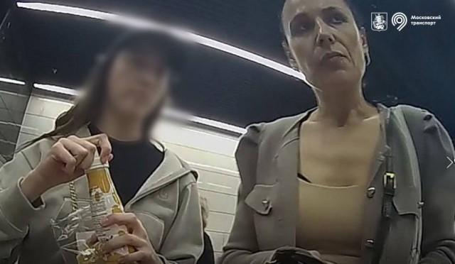 Контролёрша отобрала у москвички кредитку и оштрафовала за зайца, который проскочил за ней в метро