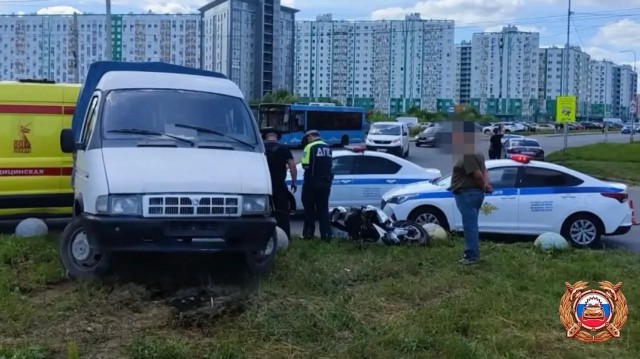 И только шлем поскакал по асфальту
