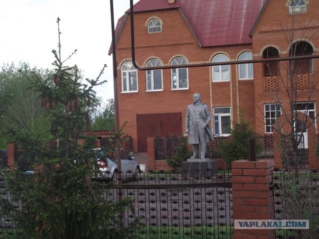 И Ленин такой молодой...