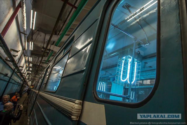 Как моют вагоны метро