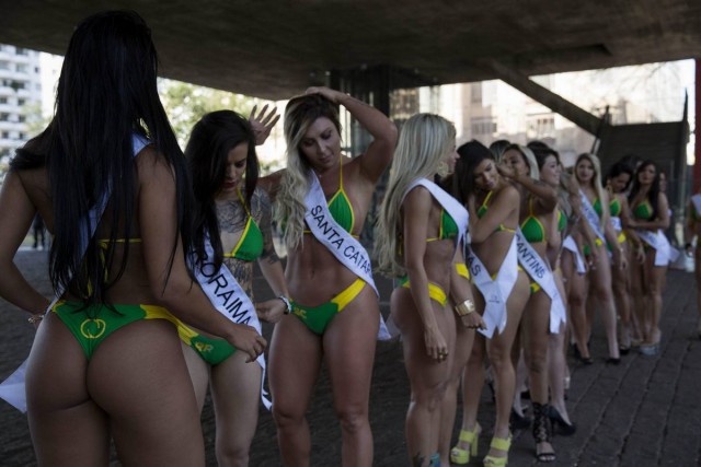 Участницы "Miss Bumbum 2015" прошлись по улице