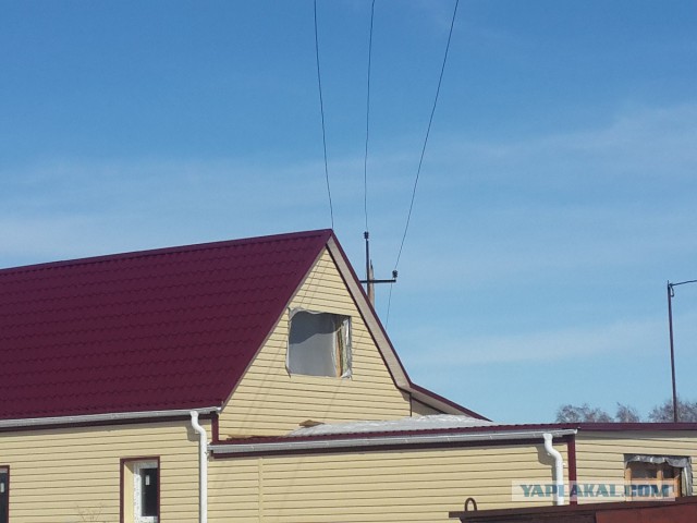 Провод вл-10кВ упал на крышу дома!