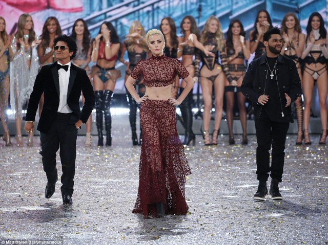 Яркие образы с показа нижнего белья Victoria’s Secret 2016 в Париже