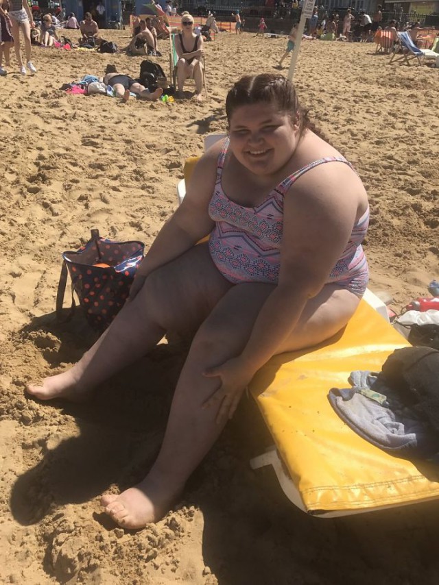 13-летняя девочка столкнулась со своим самым большим страхом — отправилась на пляж в купальнике!