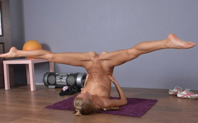 Голая пьяная делает шпагат, с расческой порно