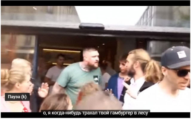 Веганы безуспешно пытаются помешать голодному мужчине войти в Макдоналдс