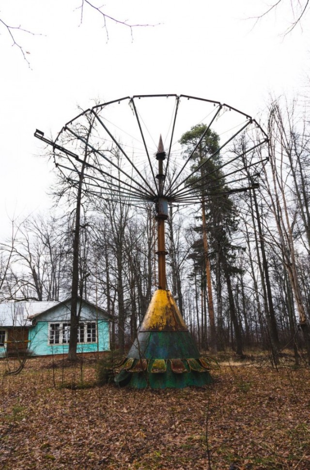 «Малая часть былого величия»: пост с фотографиями заброшенных пионерлагерей