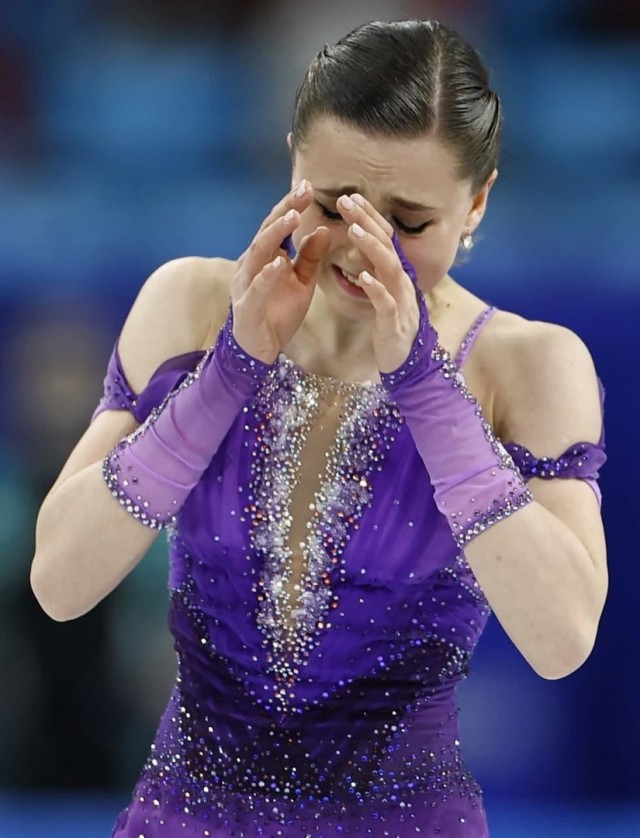 Камила Валиева плачет после того, как откатала свою короткую программу
