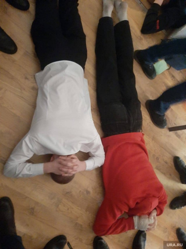 Полиция установила местонахождение участников драки с молотком и травматом в челябинской школе