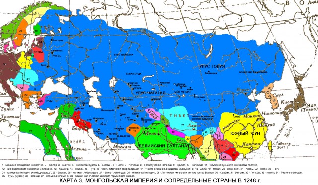 Люди в Берлине несут цветы к российскому танку