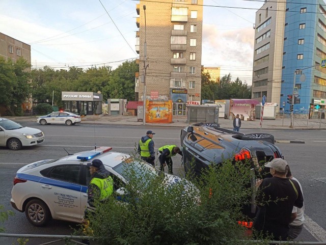 В Железнодорожном районе г. Новосибирска автомобиль жёстко перевернулся на высокой скорости