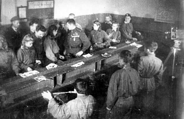 Присвоение лётчику А.И. Покрышкину звания трижды Героя Советского Союза