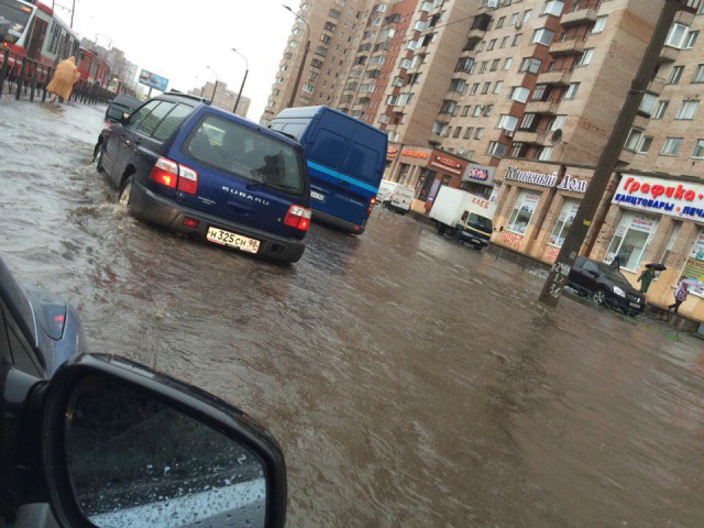 Жители Санкт-Петербурга открыли купальный сезон