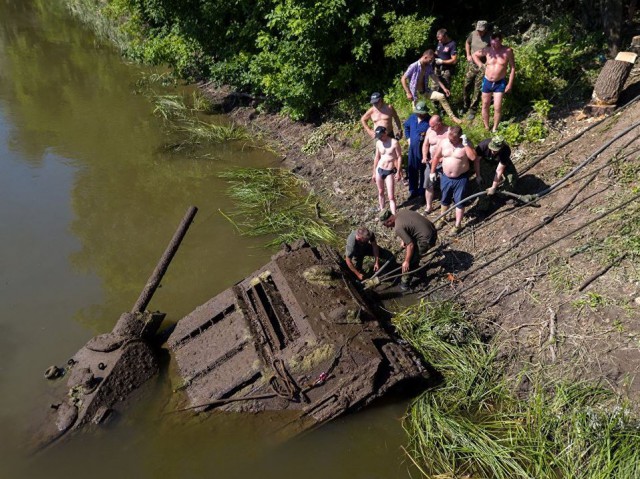 В Воронежской области со дна реки Дон подняли редкую версию танка Т-34