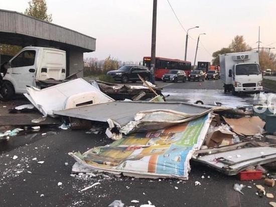 В Казани трамвай сошел с рельс и протаранил автомобили и столбы​: образовалась пробка