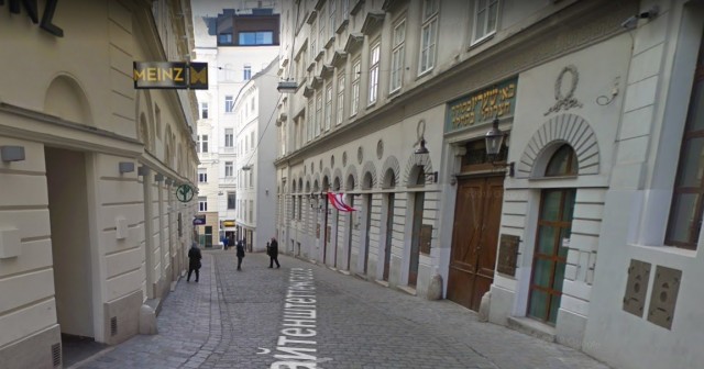 Очевидцы публикуют видео из центра Вены, где, как сообщают местные СМИ произошло нападение на синагогу