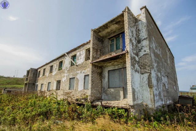Заброшенный дом маячников маяка "Крильон" на самом южном мысе Сахалина