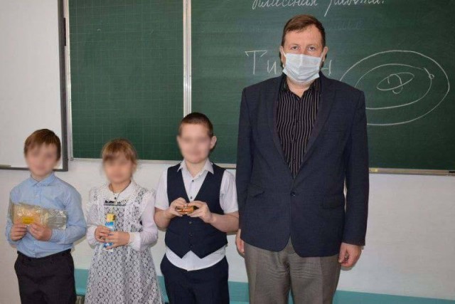 Школа где перед детьми выступил сотрудник ЧВК Вагнер удалила со своего сайта информацию и фотографию о том самом уроке .