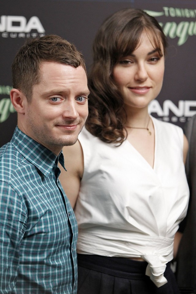 Элайджа Вуд рядом со своей фанаткой