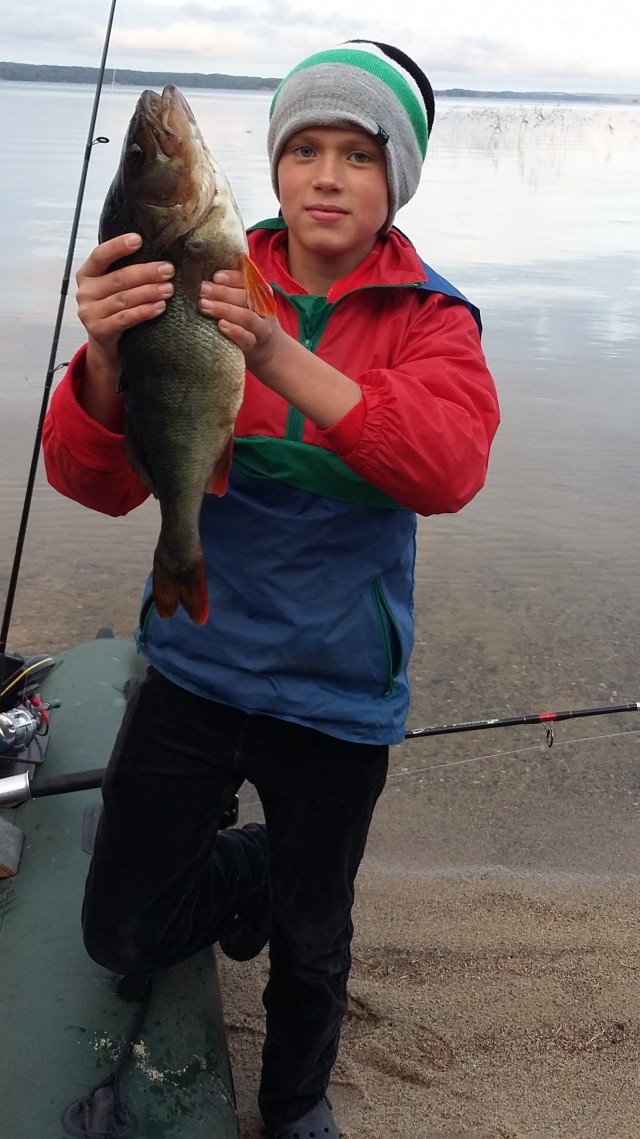 Девочка впервые взяла в руки спиннинг