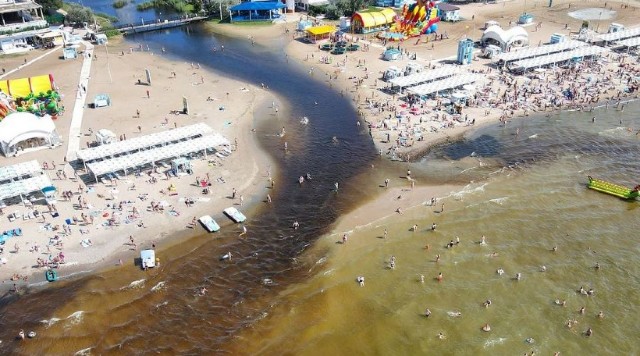 Дети хотели сделать водопад на пляже, но случайно поломали экосистему