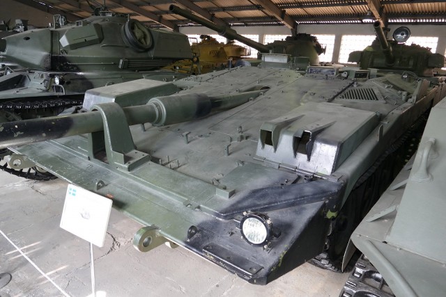 Плавающий безбашенный шведский танк Strv 103