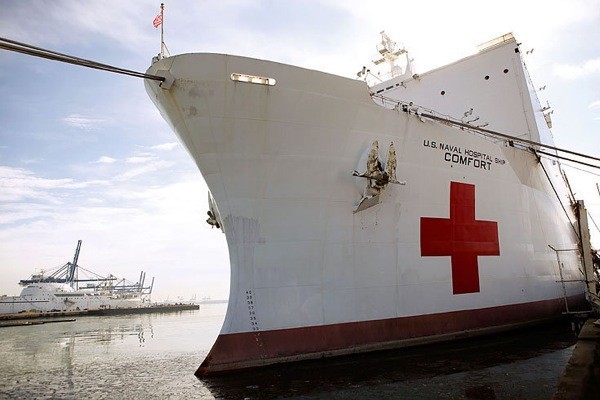Плавучий госпиталь BMC CША "USNS Comfort" в Гаити
