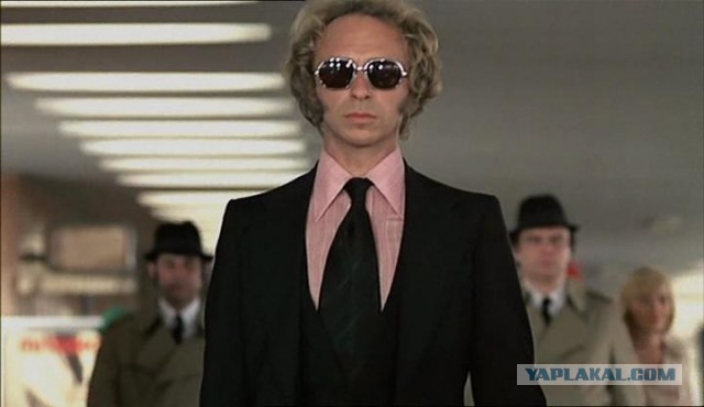 Стоим тихо, мирно, курим.