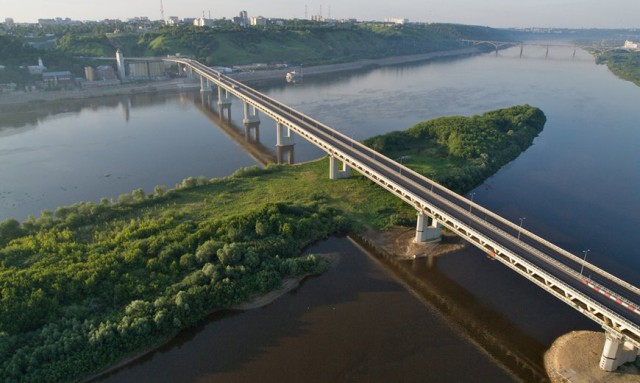 Монтаж первого пролета моста через Волгу