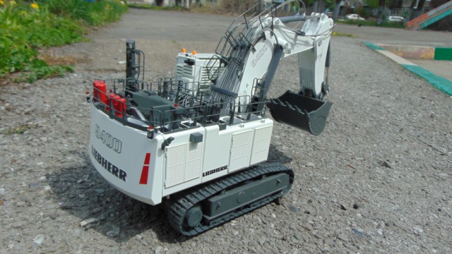 LIEBHERR R9400 Радиоуправляемая дилерская модель экскаватора в 50 масштабе
