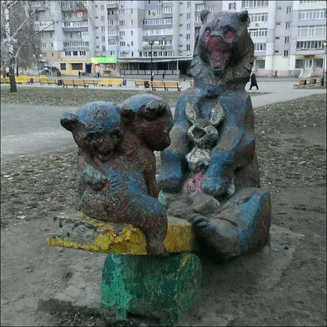 18 странных скульптур на детских площадках, которые невозможно забыть