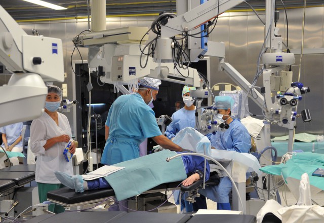 Российские врачи имплантировали бионическую сетчатку глаза незрячему пациенту
