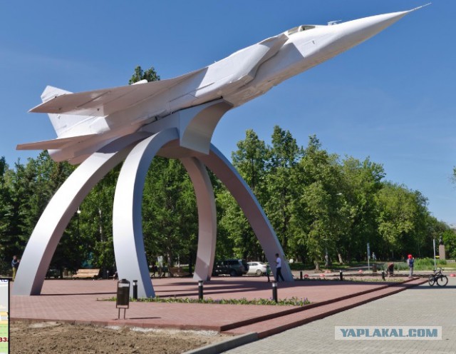 Самолет во дворе