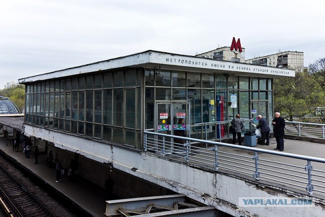Дерзкий самокатчик ударил в лицо сотрудника метро, сделавшего ему замечание