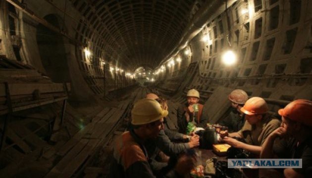 Рабочие отказались выходить из шахты метро, пока не получат свою зарплату