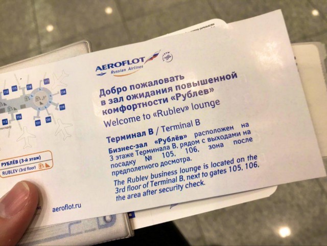 Уволена сотрудница Шереметьево, которая показала пассажиру средний палец