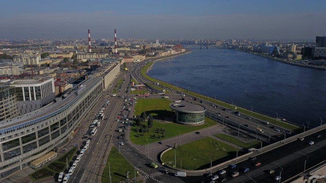 В  Ленинграде городе, у семи углов