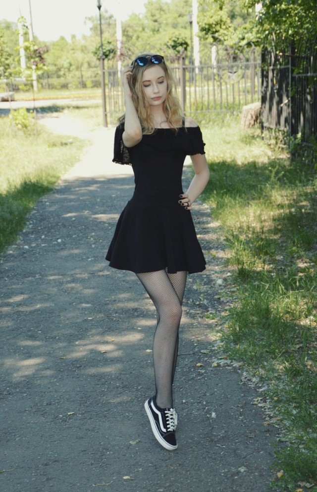 Девушки с глубинки. Девочка с провинции. Сельский гламур. Татьяна шитова в мини юбке. Девушки в деревне.