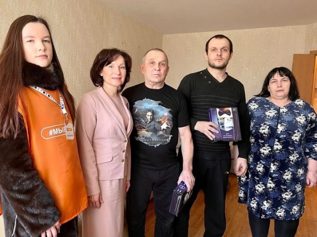 Семьям погибших на СВО тихвинцев вручили на 23 февраля шампуни и пену для бритья
