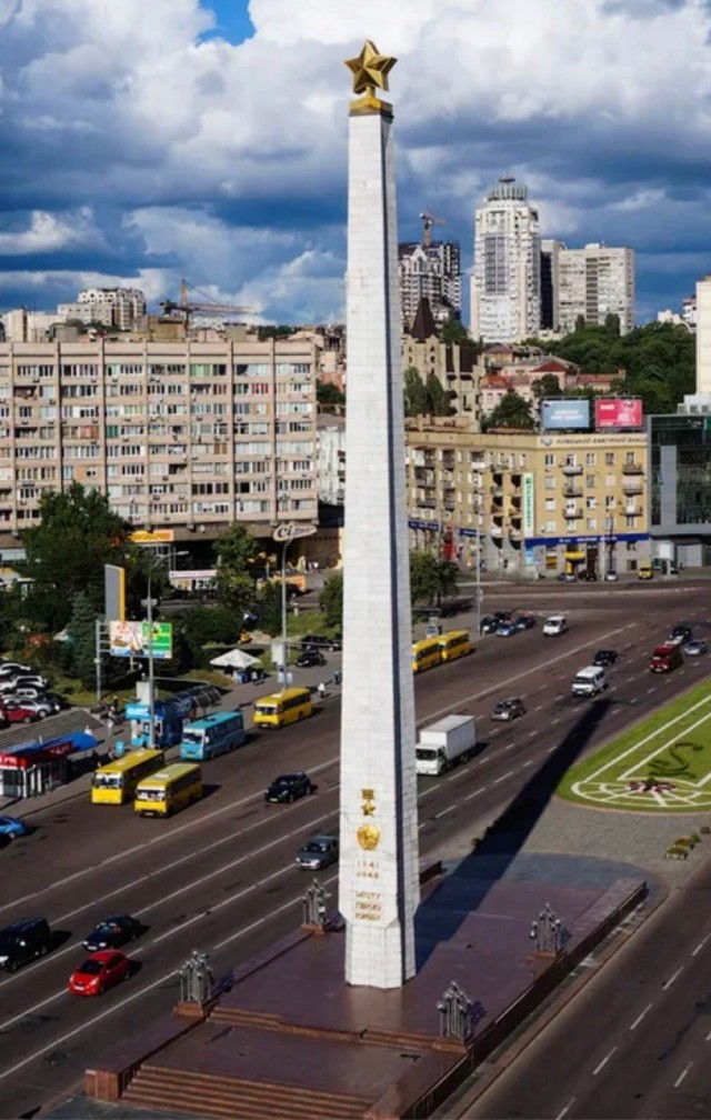 C обелиска городу-герою Киеву убрали «Золотые Звезды» и надпись на русском