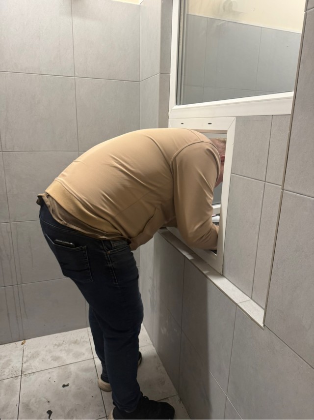 Коллега пришел за зарплатой в кассу