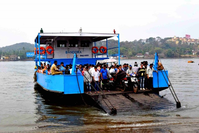Погрузили экскаватор, как же он печально ковшиком махнул