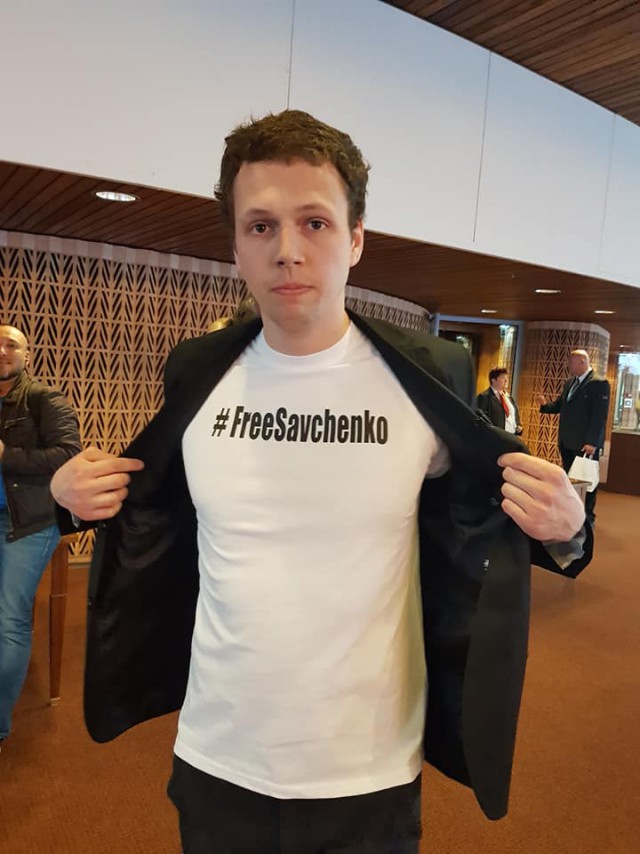 На заседании ПАСЕ российские журналисты пришли в футболках с надписью FreeSavchenko.