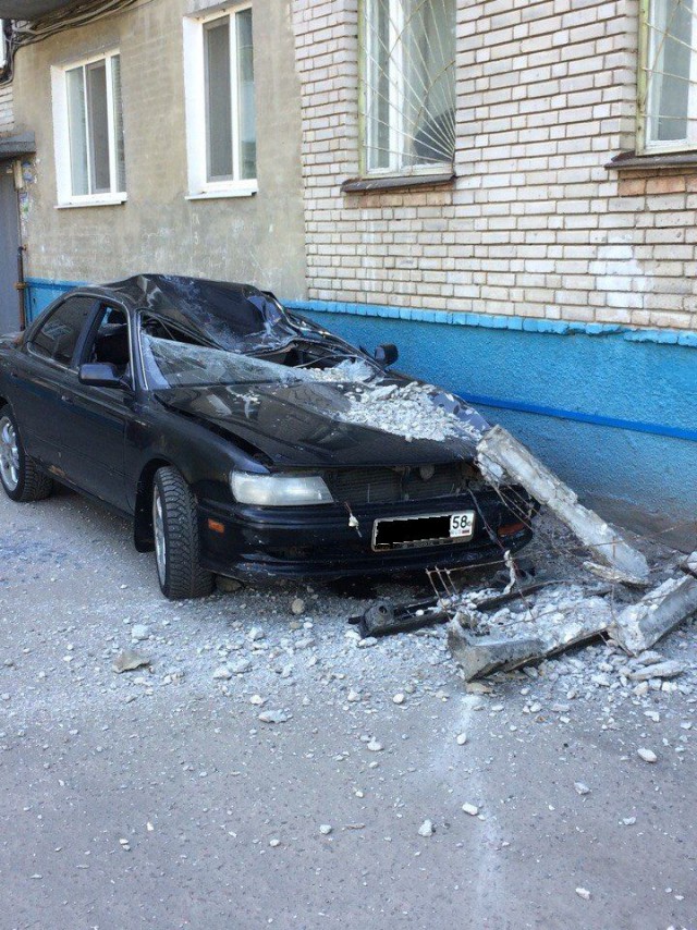 В Пензе на припаркованный возле дома автомобиль рухнул бетонный парапет